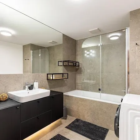 Slovakia Modern Urban Sanctuary דירה